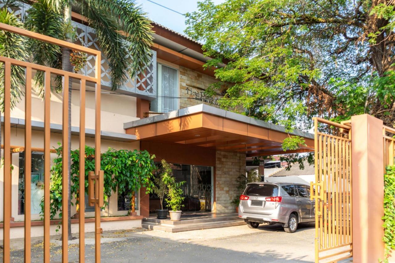 红多兹Plus伊斯兰酒店-近三宝垄爪哇超级市场2号 外观 照片